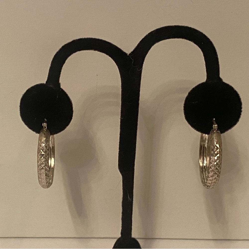 EARRINGS STERLING SILVER 925 HOOPS DIAMOND CUT DESIGN 1” HINGED SNAPBACK 4.2 g - Picture 2 of 8